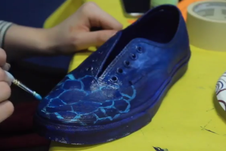 VIDEO: Art students customize Vans shoes