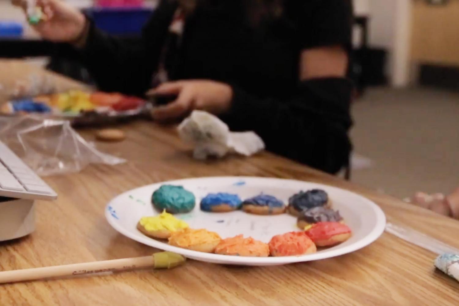 VIDEO: Fashion students create cookie color wheels