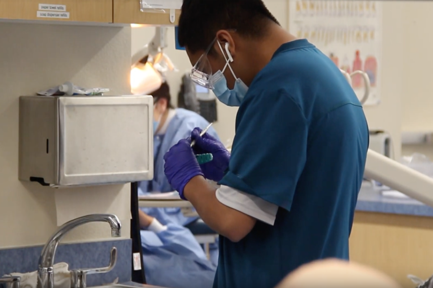 VIDEO: QR codes used in Dental for organization