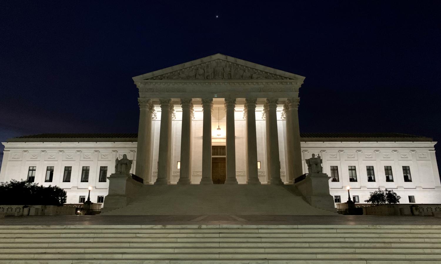 United_States_Supreme_Court_Building_at_night