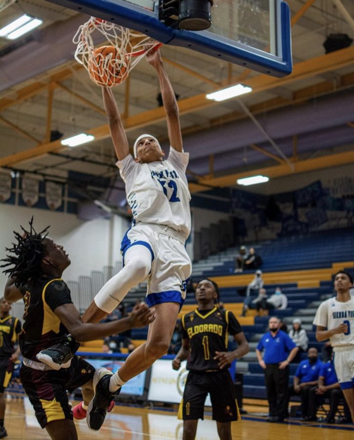 Dunking+the+ball+into+the+net%2C+sophomore+Xavion+Staton+scores+yet+another+point+for+the+Sierra+Vista+varsity+boys+basketball+team.+Staton+enjoys+being+able+to+create+memories+with+his+new+team.+%E2%80%9CMy+teammates+have+a+lot+of+fun+because+they+get+to+experience+throwing+stuff+up+and+having+me+immediately+dunk+it%2C%E2%80%9D+Staton+said.+%E2%80%9CIt+brings+a+lot+of+energy+to+the+court.%E2%80%9D%0A