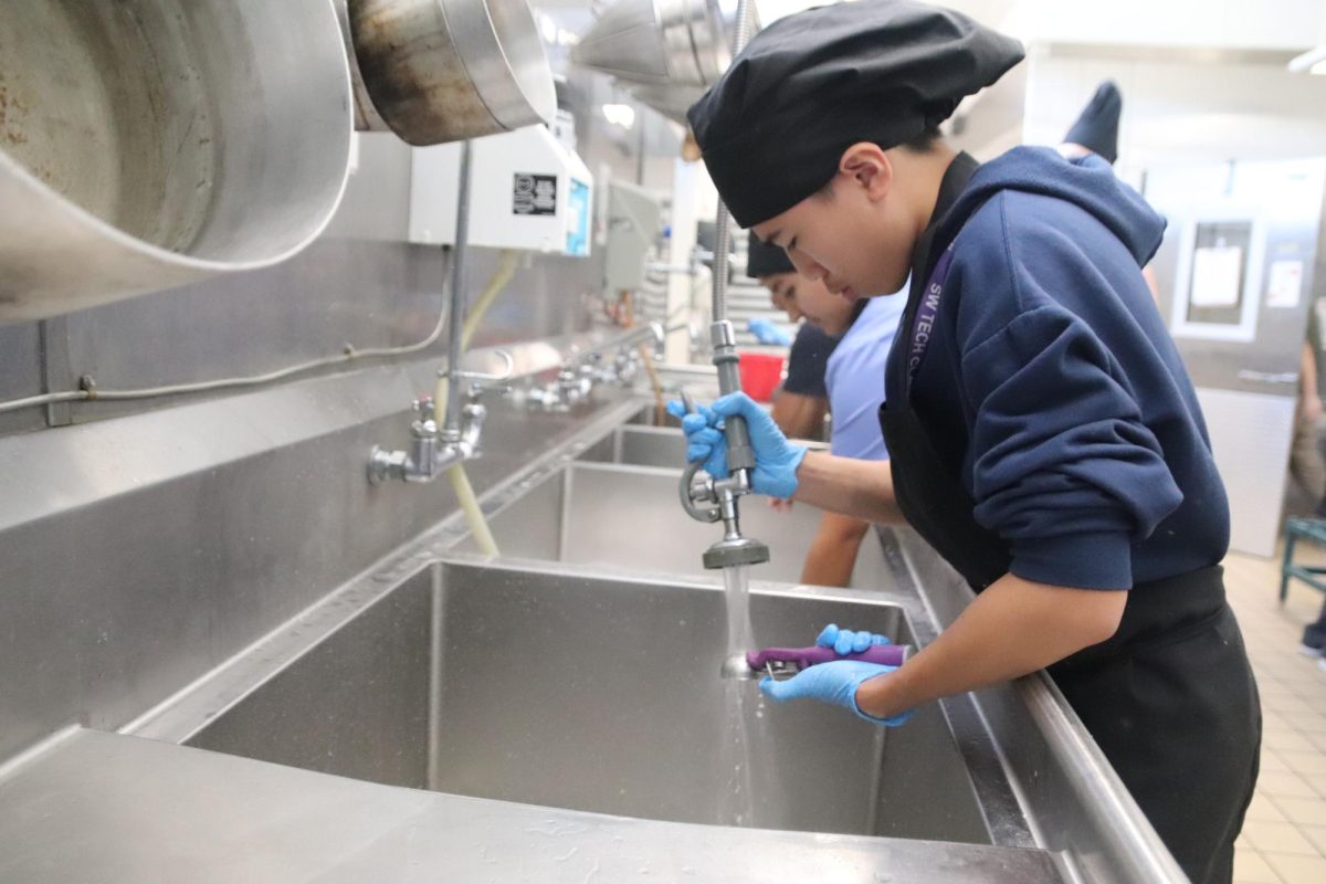 After everyone is finished scooping, sophomore Don Balmaceda starts cleaning up their area and materials. Cleaning the area makes sure that everything is well placed and sanitized. “I like doing dishes because here I have classmates to help me out,” Balmaceda said. “I don’t have that at home so everything feels organized here.”