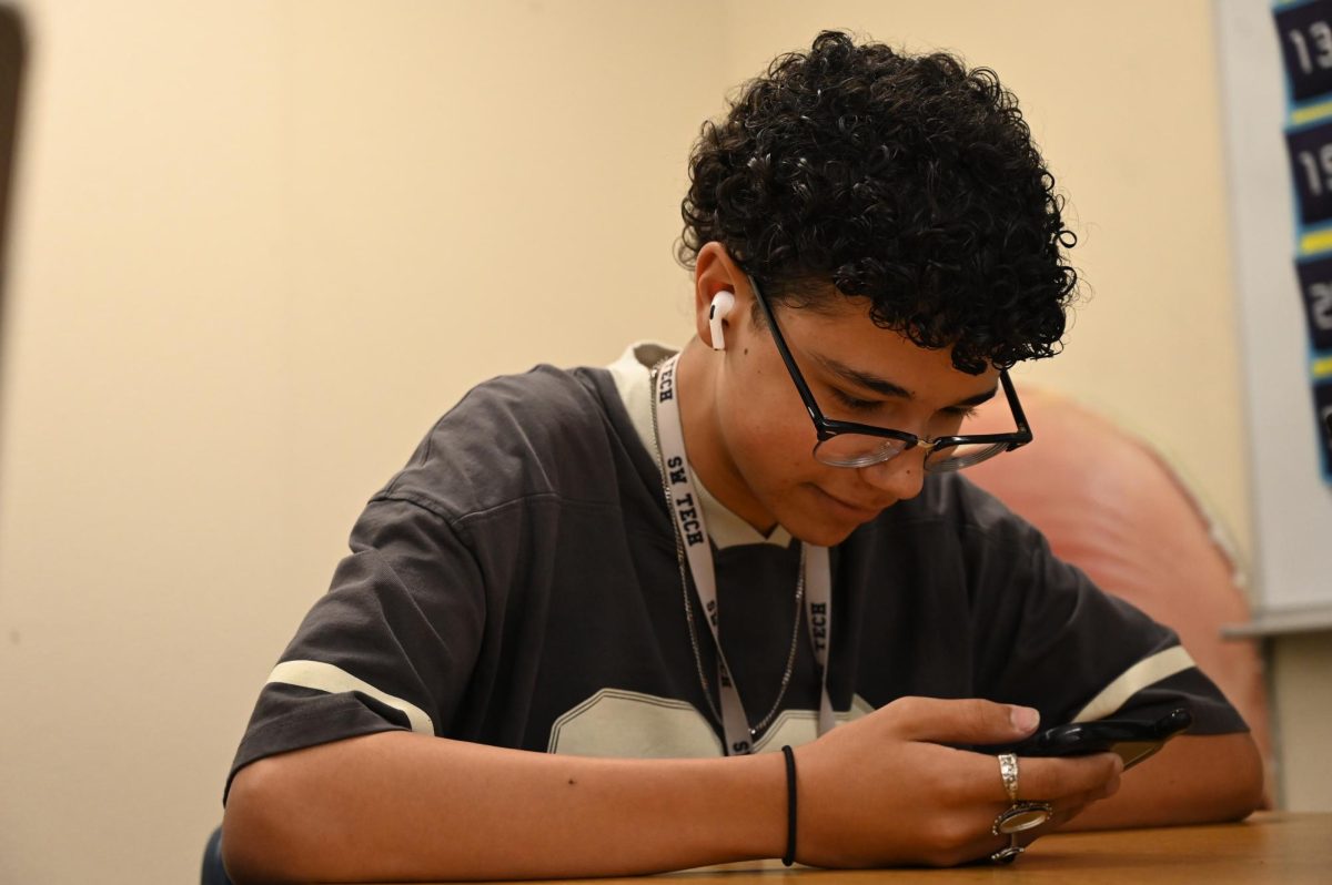 During his passing period, junior Nino Galloway scrolls through his content on his phone. A study published in Computers in Human Behavior Reports found that doomscrolling can significantly heighten anxiety and severely disrupt sleep, especially among teens and college students already vulnerable to stress. “I prefer to not doomscroll throughout the day,” Galloway said. “I mainly watch TV or long-form YouTube videos, then save the TikToks for the night.”