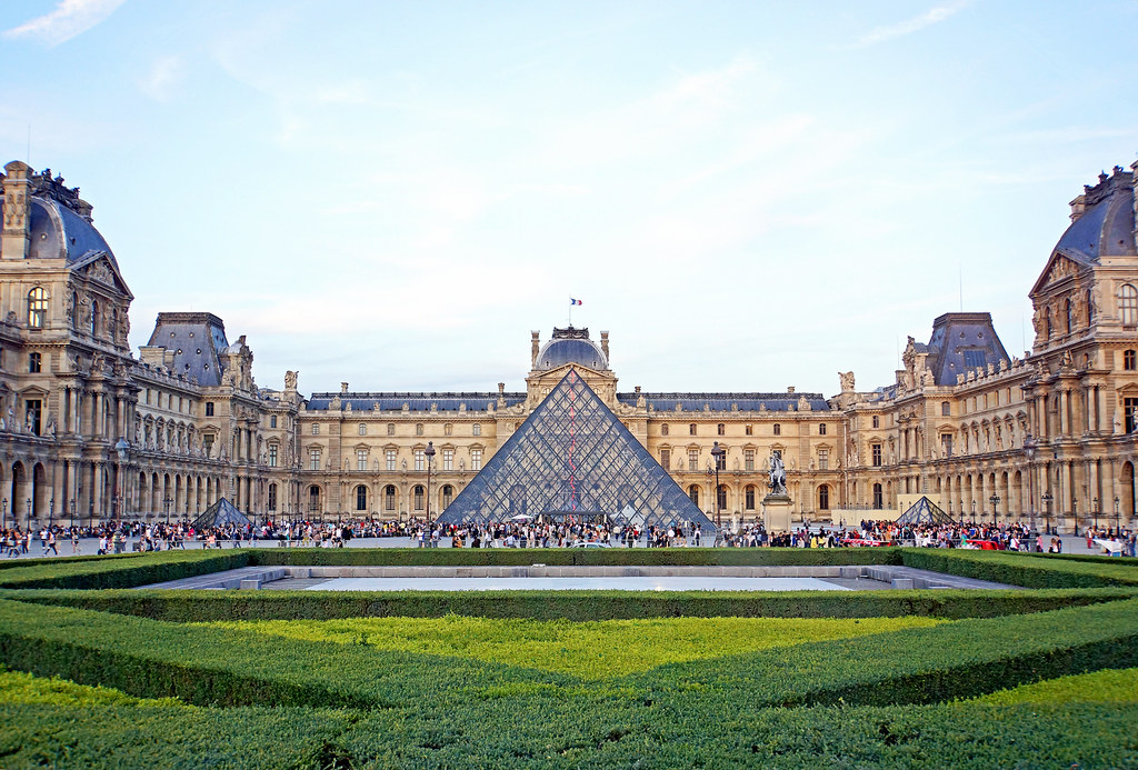 "France-000192 - Louvre Museum" by archer10 (Dennis) is licensed under CC BY-SA 2.0. To view a copy of this license, visit https://creativecommons.org/licenses/by-sa/2.0/?ref=openverse.