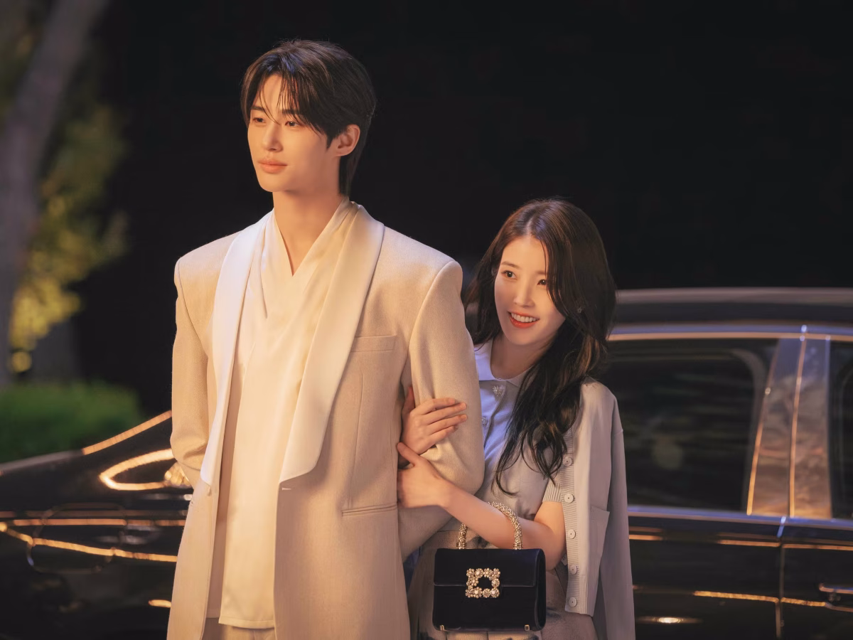 IU and Byeon Woo-Seok star in this romantic comedy blended with royal drama.